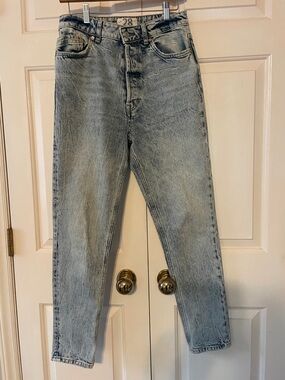 We The Free People Zuri Mom Jeans in a light-wash denim acid washed 28